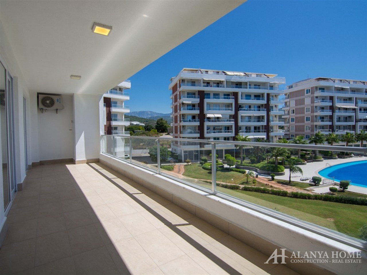 Фото купить продать недорогую двухкомнатную квартиру недвижимость 1+1 c большой террассой Алания Хоу