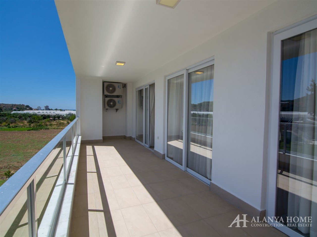 Фото купить продать недорогую двухкомнатную квартиру недвижимость 1+1 c большим застекленным балконо