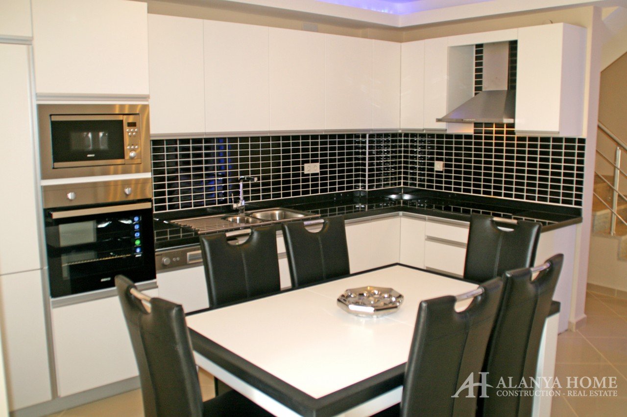 Фото купить продать недорогую двухкомнатную квартиру недвижимость 1+1 c просторной кухней Алания Хоу