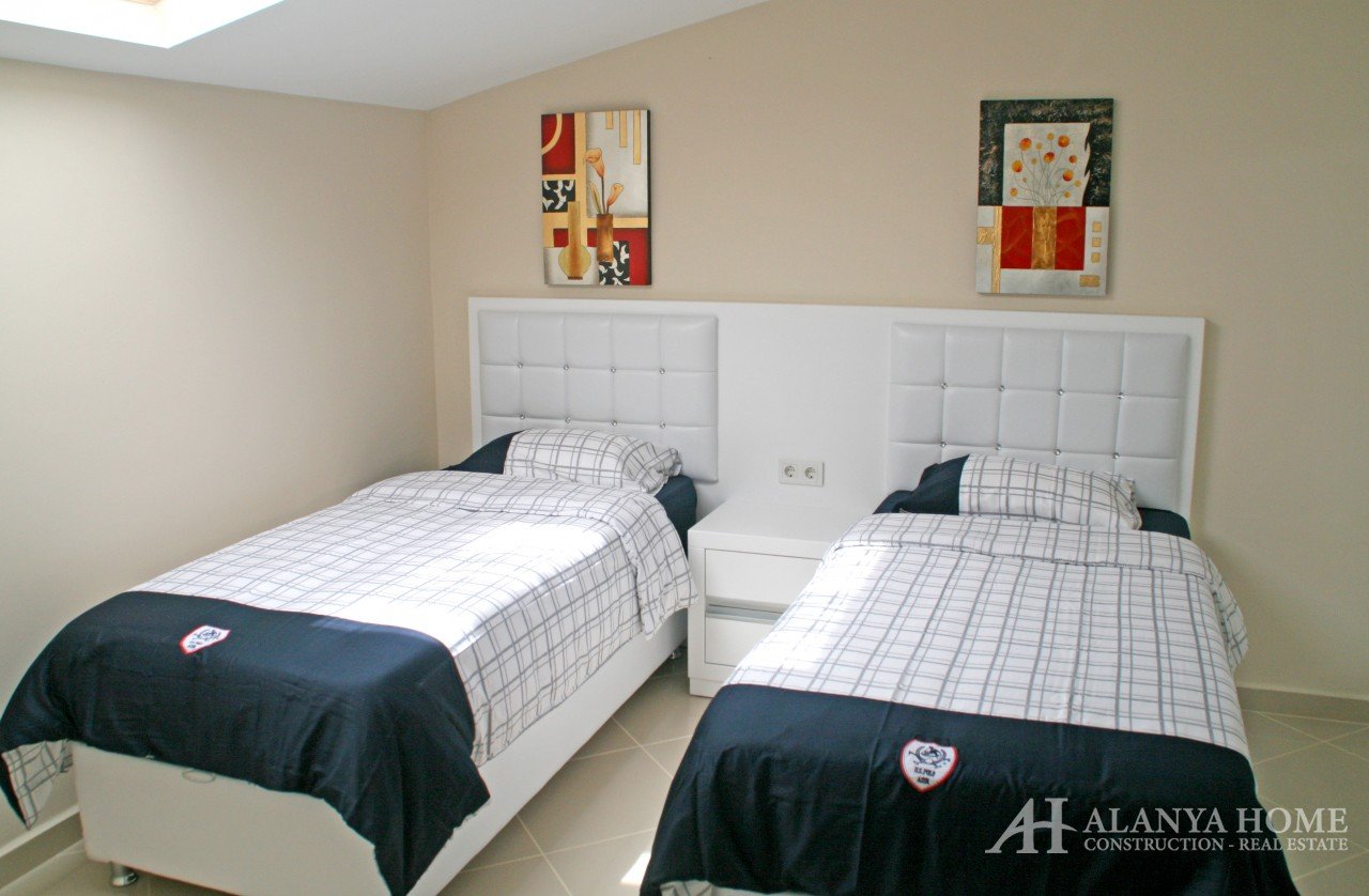 Фото купить продать недорогую двухкомнатную квартиру недвижимость1+1 c просторной спальней Алания Хо