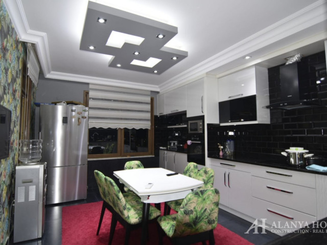 Große Wohnung 4 + 1 in Cikcilli Kaleshehir Alanya